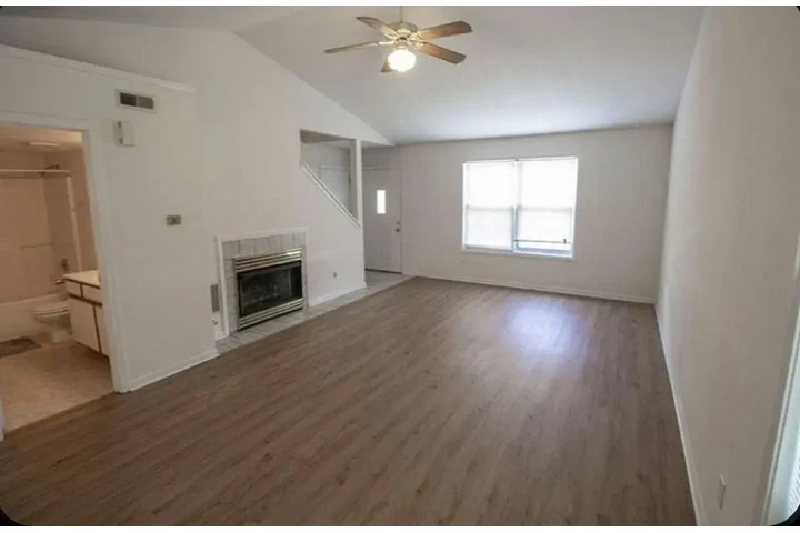 $1500 : Great Duplex Apartment image 2