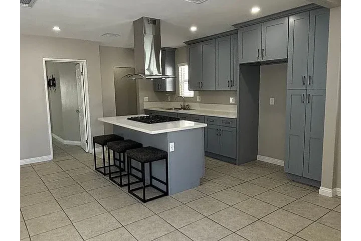 $800 : casa renovada de 2 dormitorio image 3