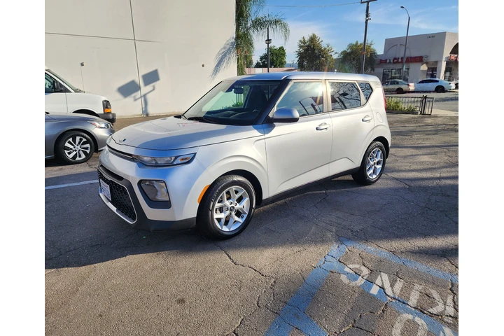 $10900 : Kia soul S 40 millas por galón image 2
