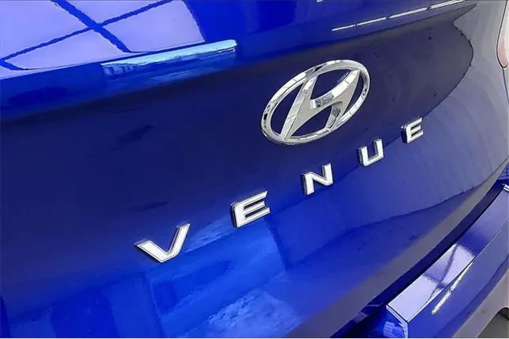 $19990 : Hyundai VENUE 2024 SEL 4dr C image 9