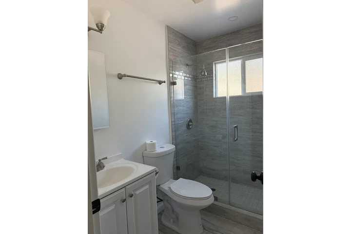 $1200 : Riverside Rental 🏠 image 6