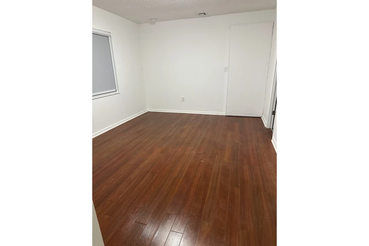 $1300 : Rento effciency con 2 Cuartos image 2