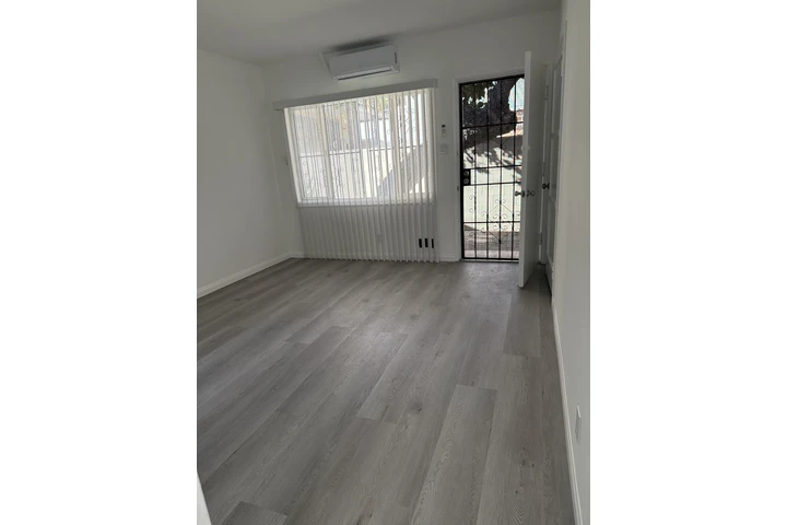 $1690 : Studio/Vermont & Century image 2