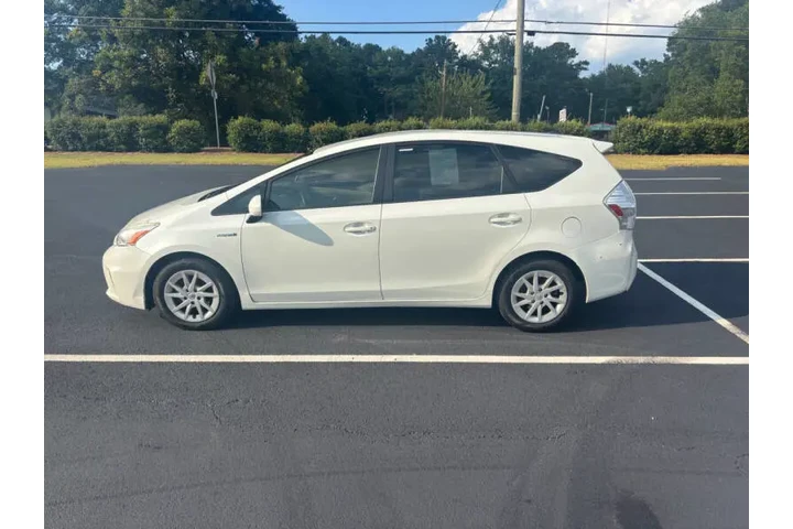 $12500 : 2013 Prius v Five image 9