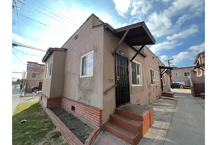 $1250 : Fresh 1bd 1ba @ Huntington image 5