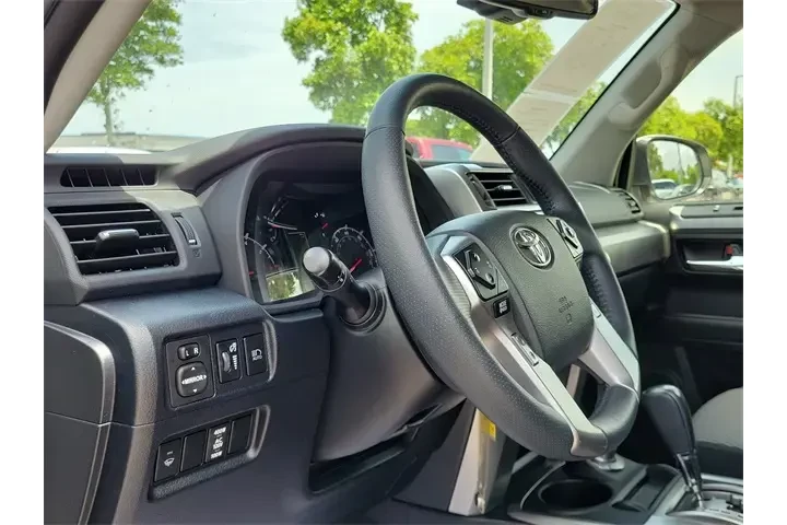 $33590 : Toyota 4Runner 2020 4x4 SR5 image 10