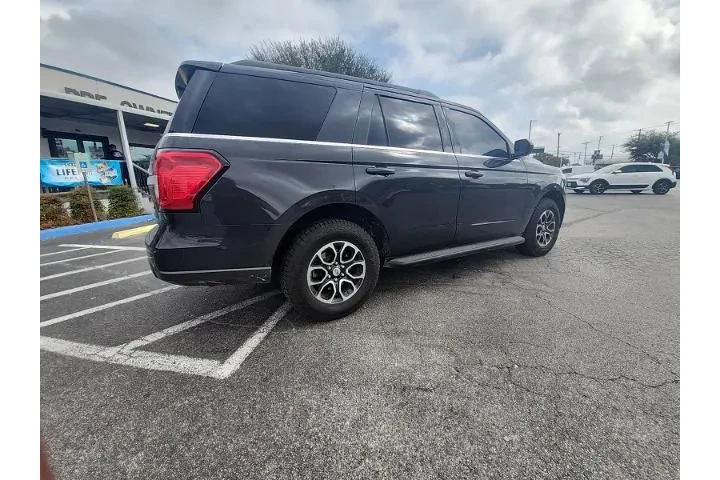 $35799 : Ford Expedition 2022 4x4 XLT image 3