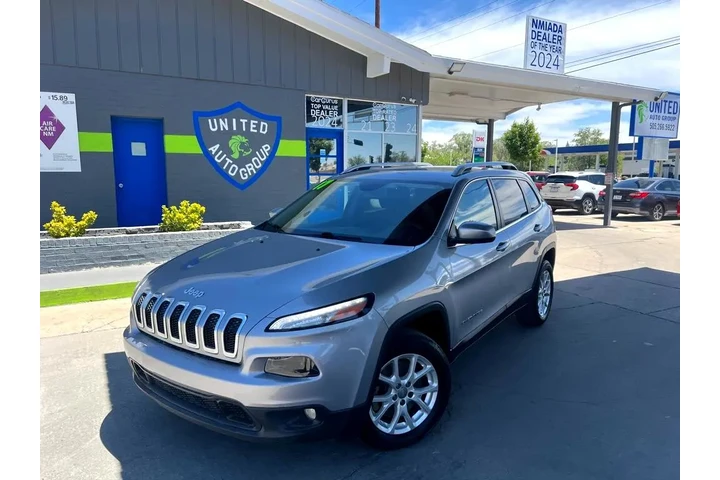 2017 Cherokee Latitude FWD image 1