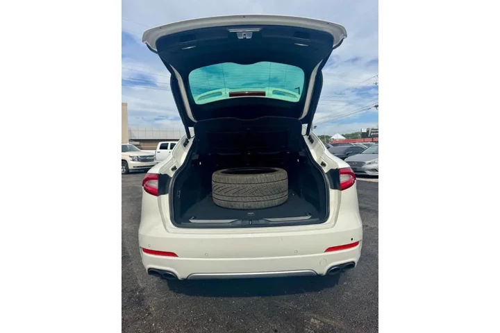 $17900 : 2017 Levante image 8
