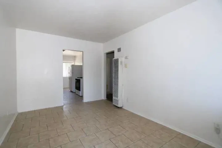 $1395 : 2-Bedroom Highland Apartment image 4