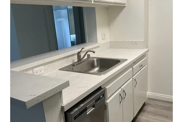 $2000 : 2 Bed 2bath image 6