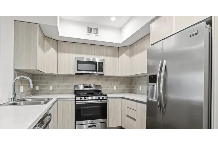 $3400 : Nice 3 bedroom apartment image 7