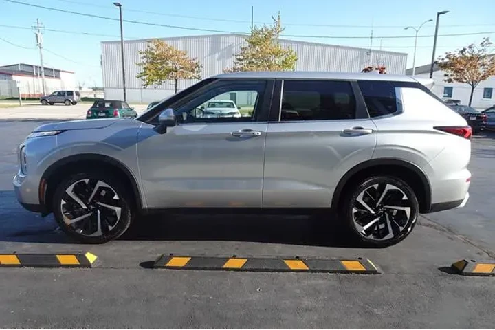 2024 Outlander image 5