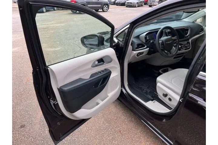 $17999 : 2018 Pacifica Hybrid Touring image 9