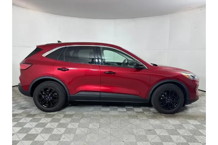$18900 : Ford Escape 2022 SE 4dr SUV image 2