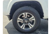 $28490 : Toyota Tacoma 2018 4x2 TRD S thumbnail