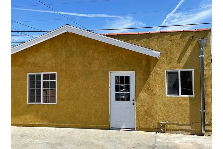 $1060 : 1 BEDROOM HOUSE GARAGE PARKING image 1