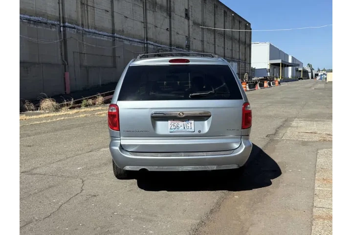 2006 Town and Country Touring image 10