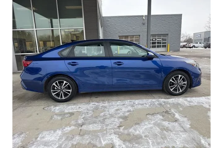 $18900 : Kia Forte 2024 LXS 4dr Sedan image 9