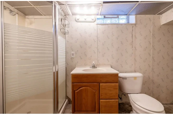 $900 : Nestled in a quiet friendly St image 1
