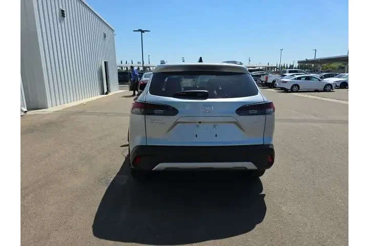 $33900 : Toyota Corolla Cross 2026 LE image 5