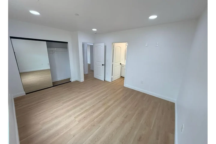 $2500 : 3 Bedroom Home in Van Ness Ave image 5