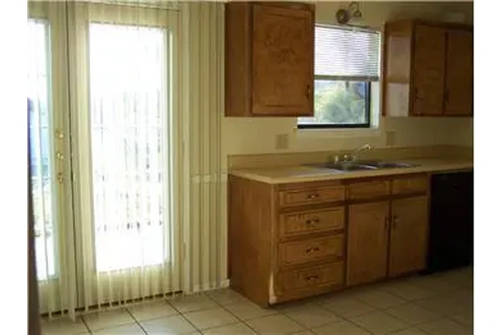 $850 : Rental property with 2 bedro image 6