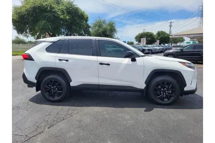 $29800 : Toyota RAV4 2024 LE 4dr SUV image 2