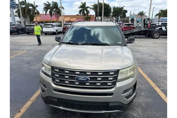 $8990 : Ford Explorer 2017 XLT 4dr S image 3
