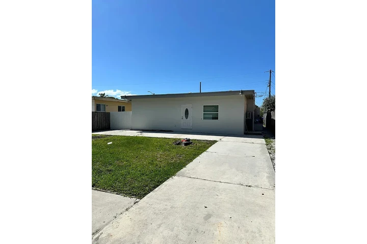 $700 : Beautiful Home...Miami, FL image 8