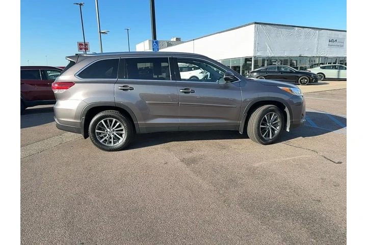 $29997 : 2019 Highlander SE image 4