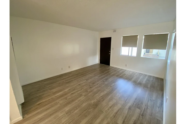 $2375 : Remodeled 2 Bedroom 1 bath image 4