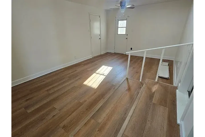 $900 : Fully fenced front & backyard! image 2