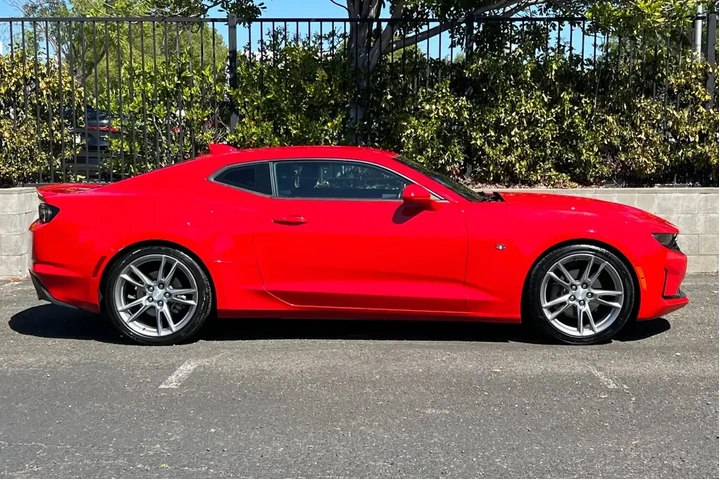 Chevrolet Camaro 2022 LT 2dr image 2