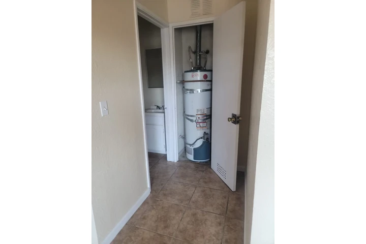 $1200 : 0/1 140 e. Manchester ave. image 9