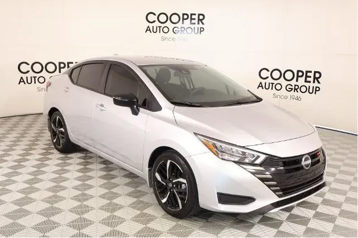 $21053 : Nissan Versa 2025 SR 4dr Sed image 1