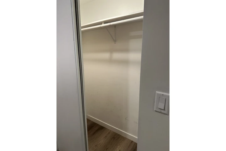 $1300 : Rento cuarto image 1