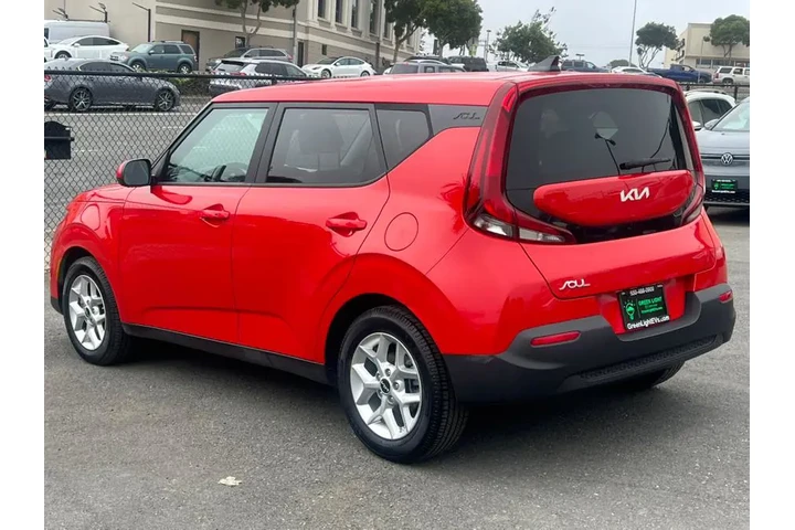$18400 : 2022 Soul S image 7