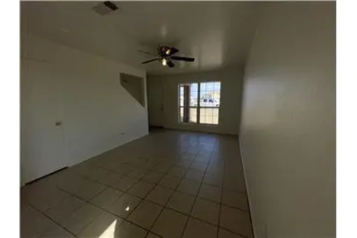 $950 : Rental property with 3 bedro image 6