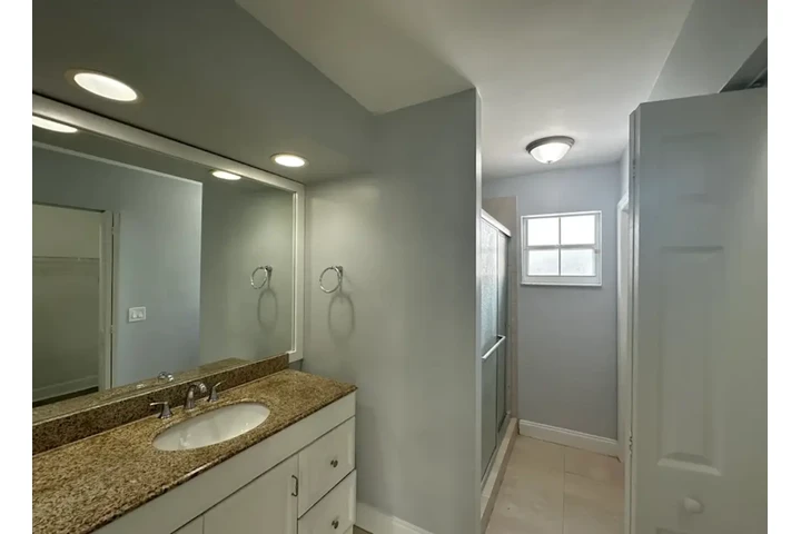 $1950 : 2 bedroom apartment in LA image 6