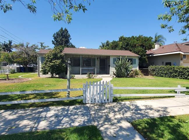 $2350 : HOUSE RENT IN Downey CA image 1