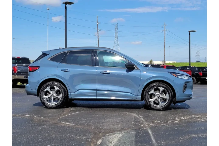 $20898 : Ford Escape 2023 ST-Line 4dr image 2