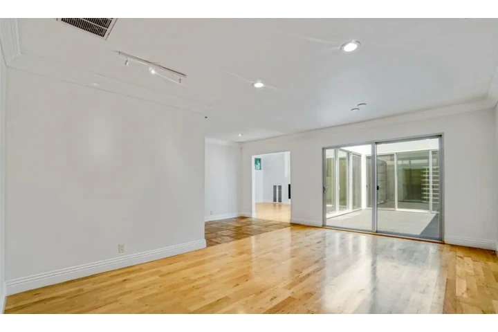$2465 : 3Beds/2Baths in W Pico Blvd image 2