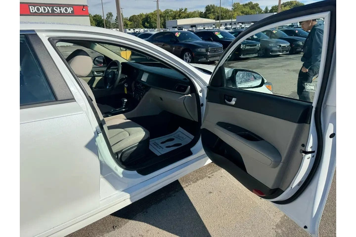 $7980 : 2018 Optima LX Auto image 8