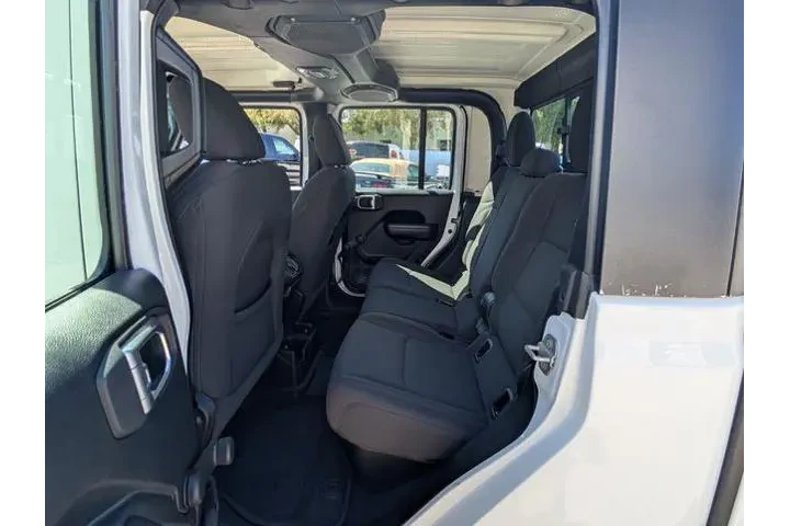 $27997 : Jeep Gladiator 2021 4x4 Spor image 10