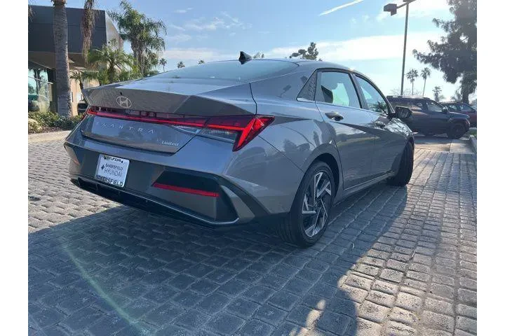 $27385 : Hyundai ELANTRA 2026 Limited image 1