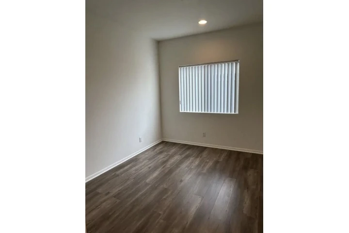 $1535 : 1 Bedroom 1 bath in Los Angele image 4