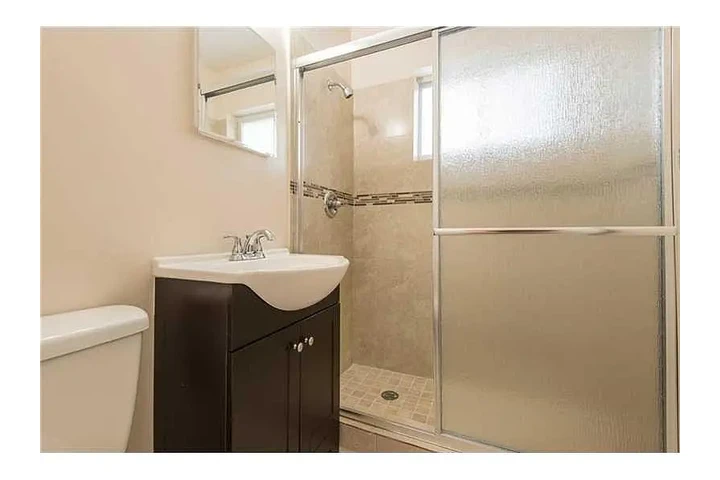 $900 : Freshly painted Great location image 5
