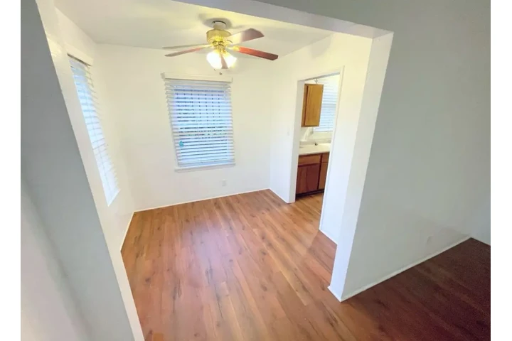 $2430 : 3 Bedroom Home In Montebello image 4