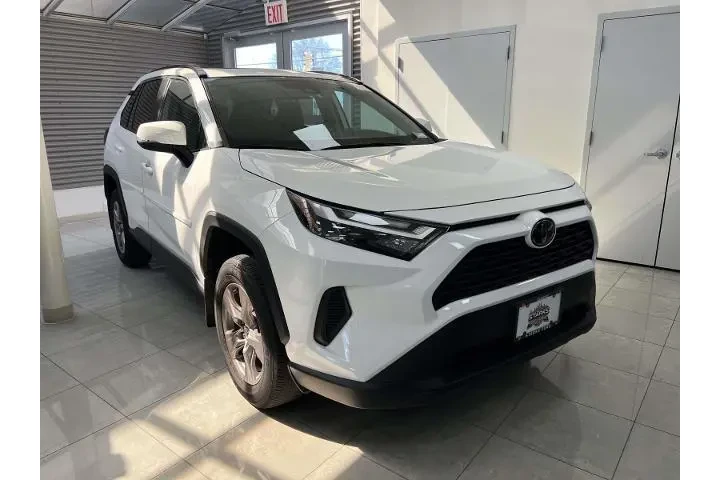 $30828 : Toyota RAV4 2023 AWD XLE 4dr image 1
